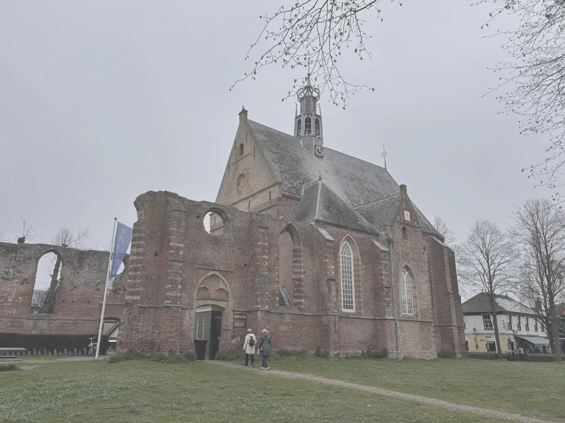 Middeleeuwse kerk met klokkentoren