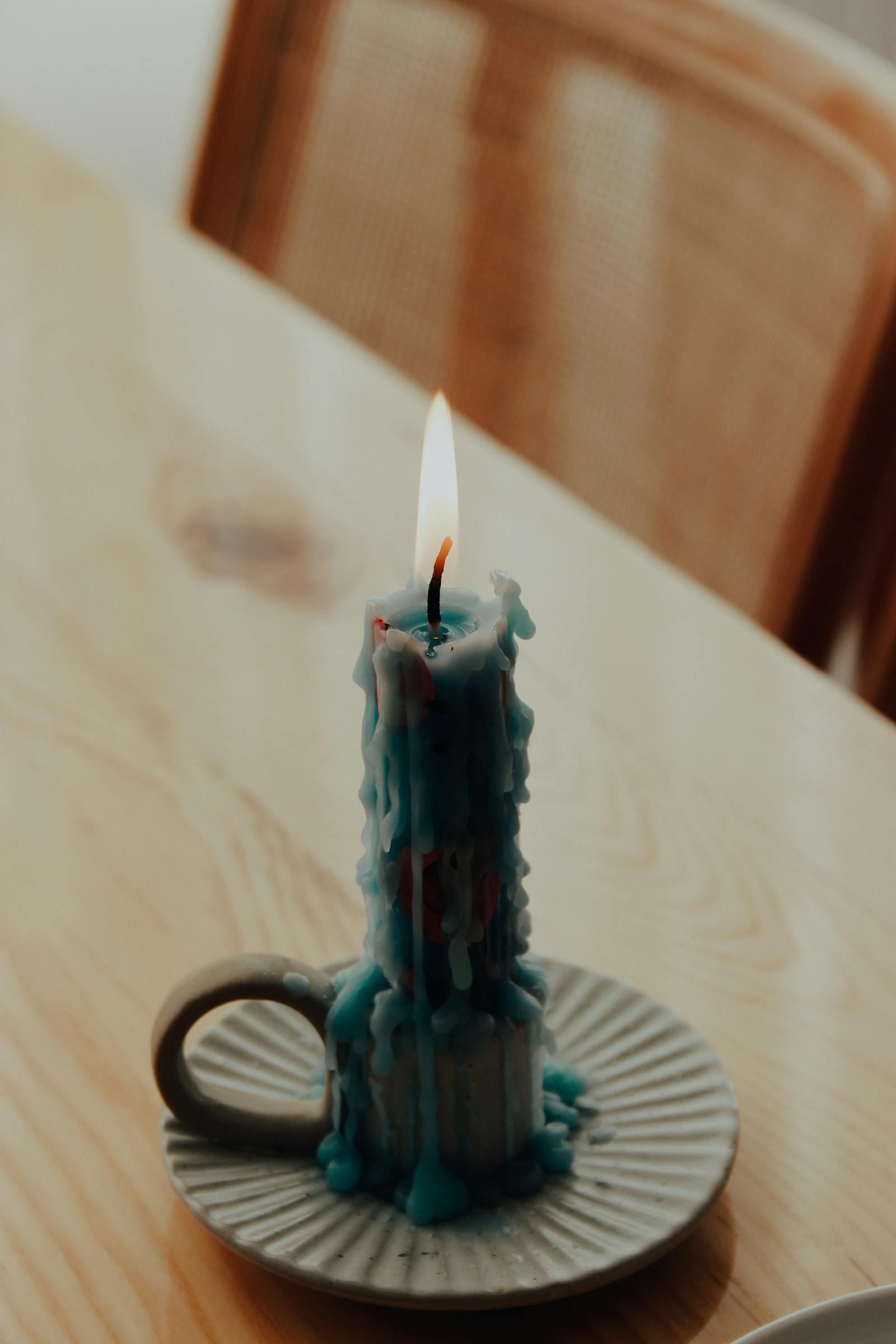 Brandende kaars op een houten tafel