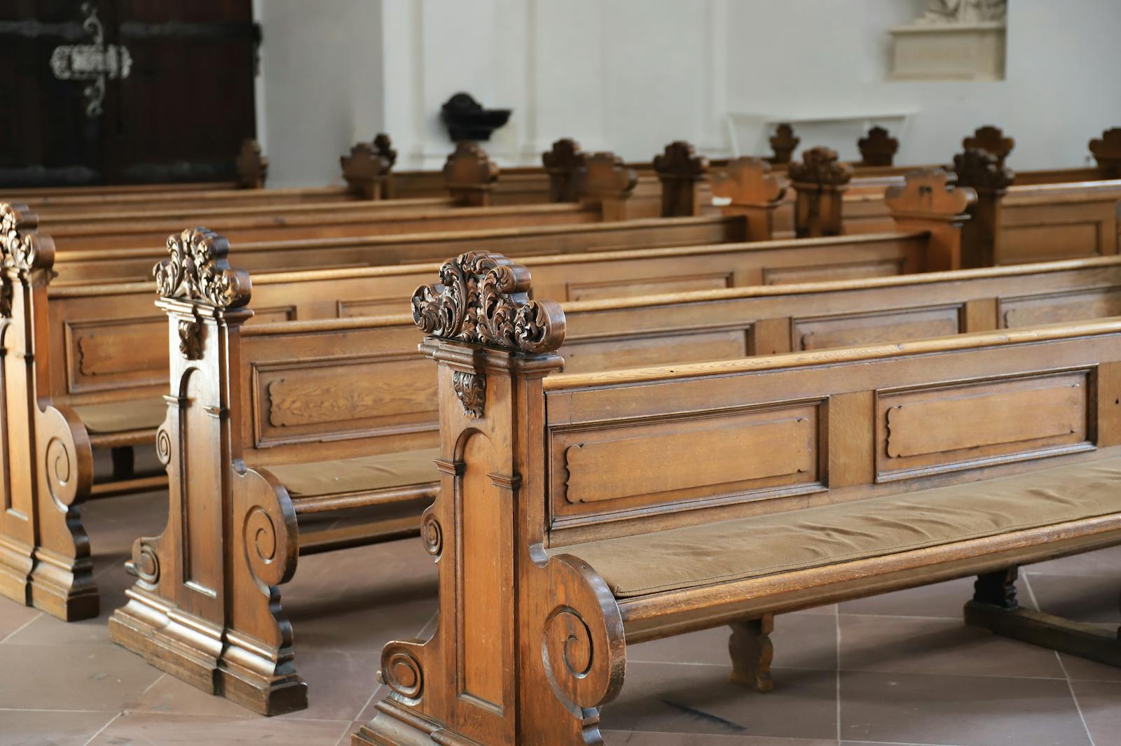 Interieur van een kerk met houten banken